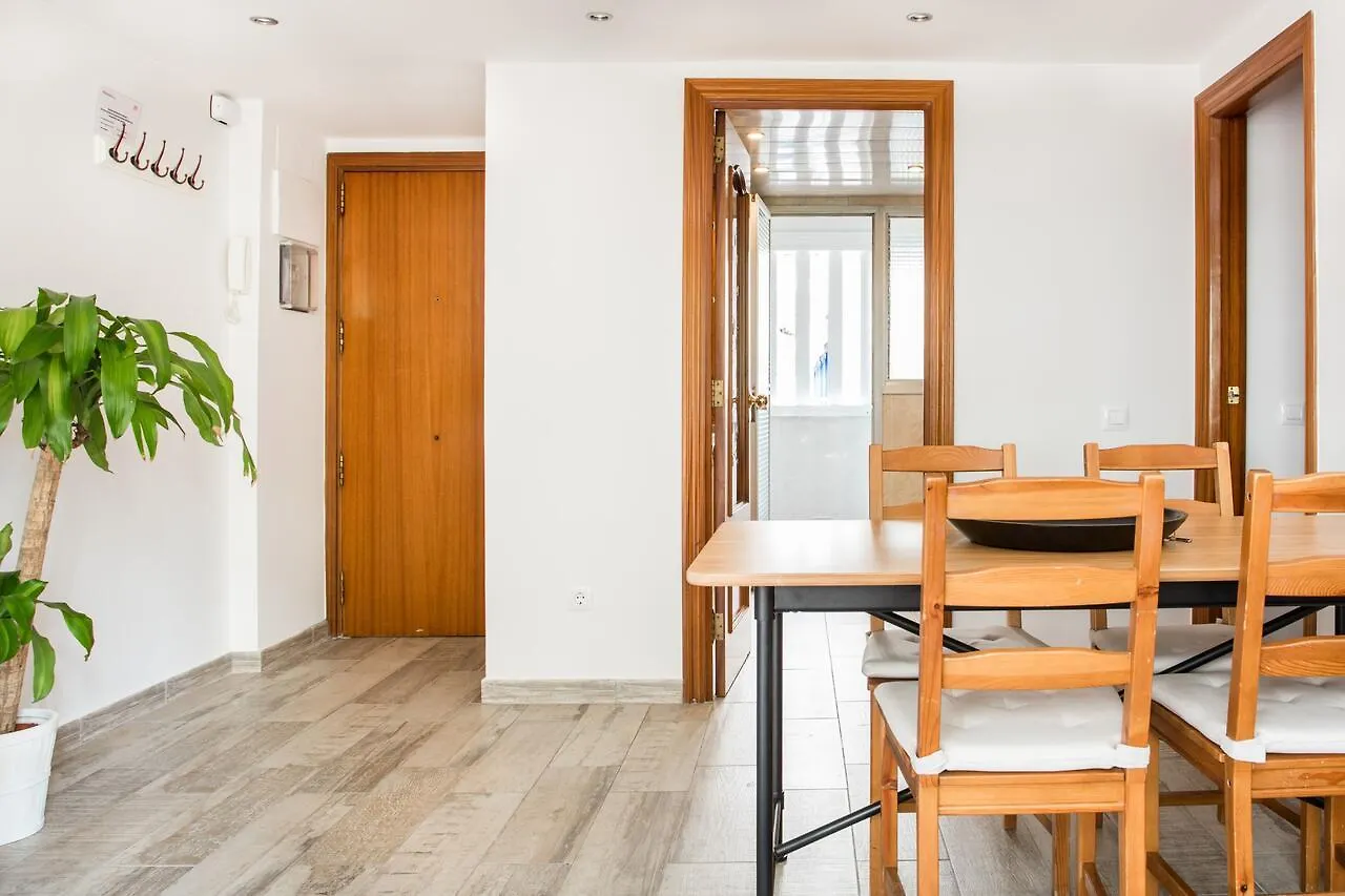 Cozy Apartment With Splashes Of Color L’Hospitalet de Llobregat 0*,